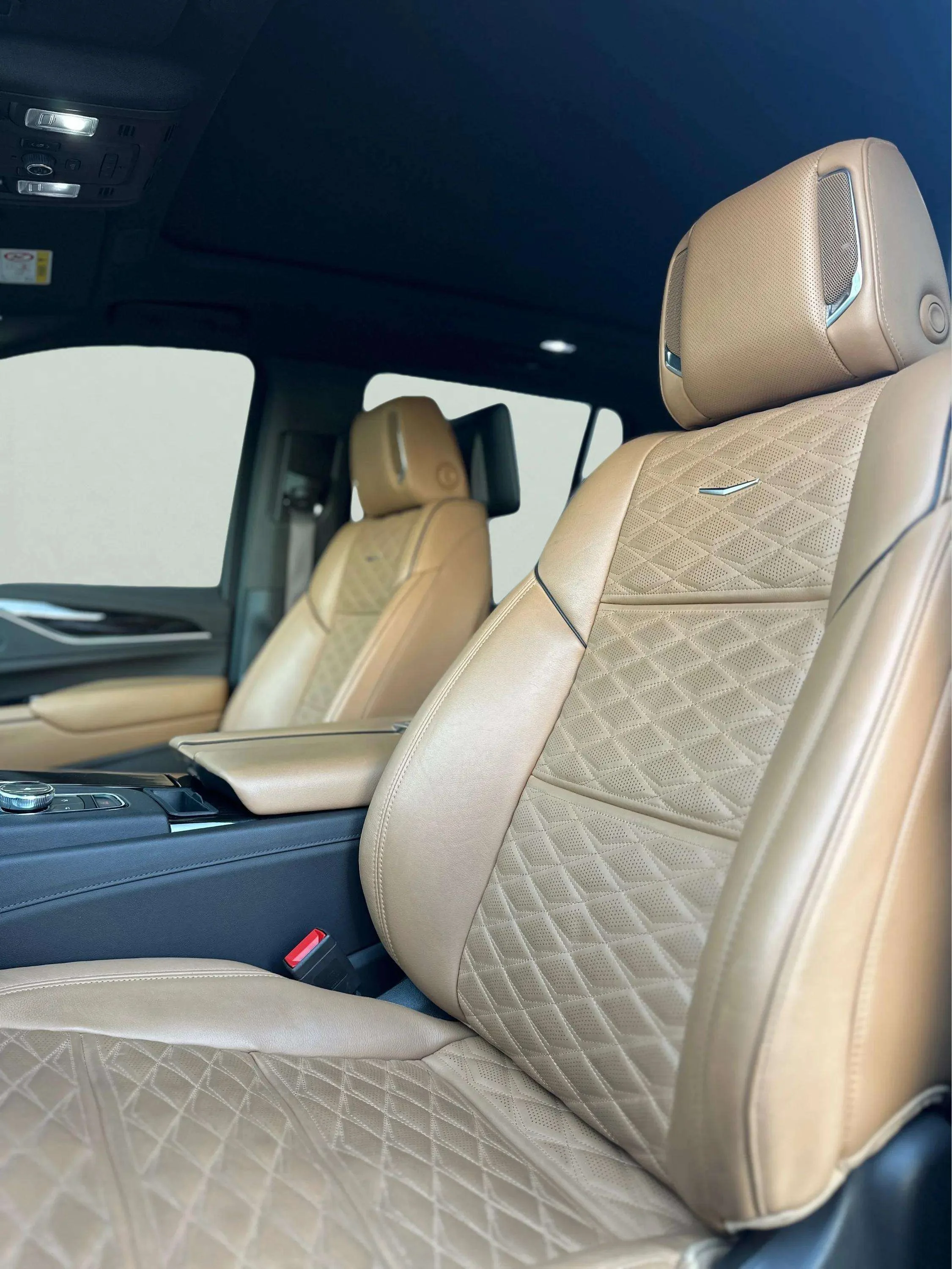 CADILLAC Escalade - Image 4