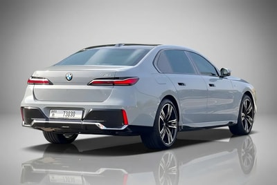 BMW 735i 2023 - Image 4