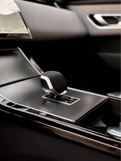 Land Rover Range Rover Velar 2024 - Image 4