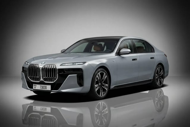 BMW 735i 2023 - Image 2