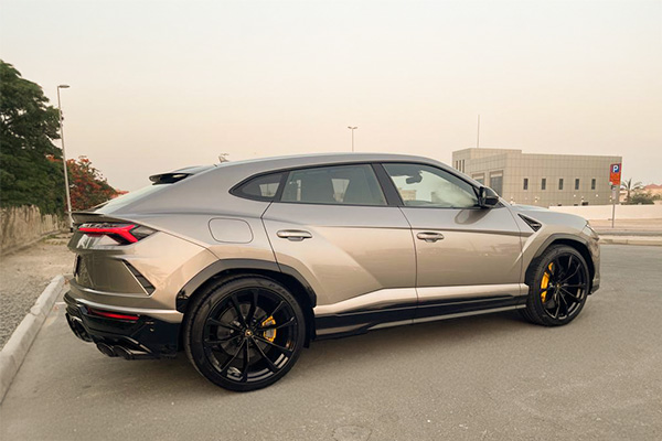 rent Lamborgini URUS silver 4